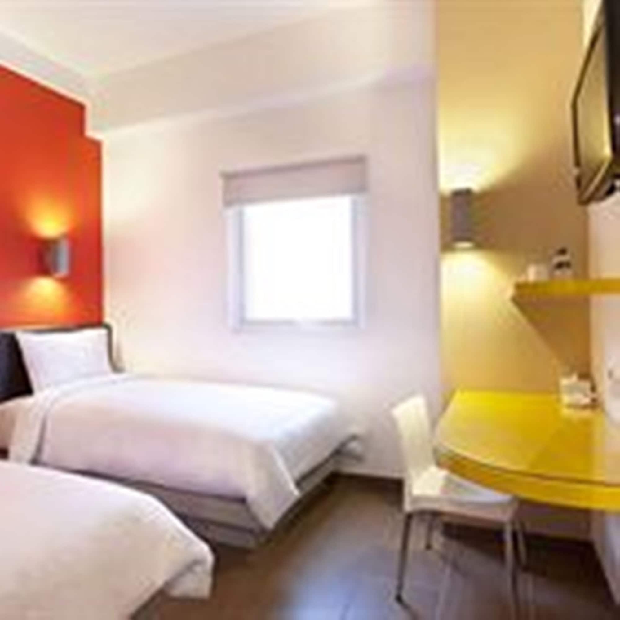 Amaris Hotel Cihampelas Bandung Exterior photo